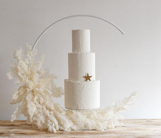 The Hottest Wedding Cake Trend: Cake Arches! see more on onefabday-com.go-vip.net